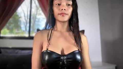 caroline_east online show from May 1, 2026, 1:10 am
