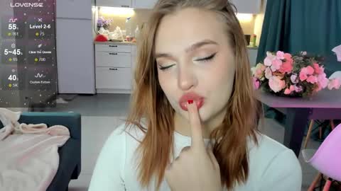 Snapshot of caroline_kiparis chatting on December 5, 2024, 11:51 pm Caro online show from December 5, 2024, 11:51 pm