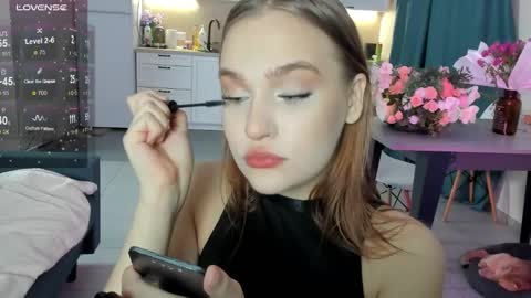 Snapshot of caroline_kiparis chatting on December 8, 2024, 2:39 am Caro online show from December 8, 2024, 2:39 am