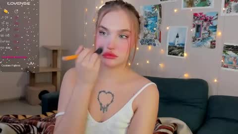 Snapshot of caroline_kiparis chatting on January 8, 2025, 9:32 am Caro online show from January 8, 2025, 9:32 am