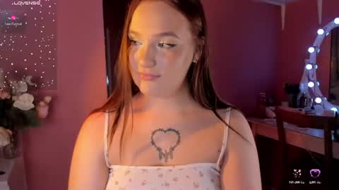 Snapshot of caroline_kiparis chatting on August 4, 2026, 8:00 pm Caro online show from August 4, 2026, 8:00 pm