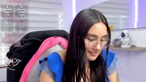 caroline_rodriguez_9 online show from April 27, 2026, 7:01 pm