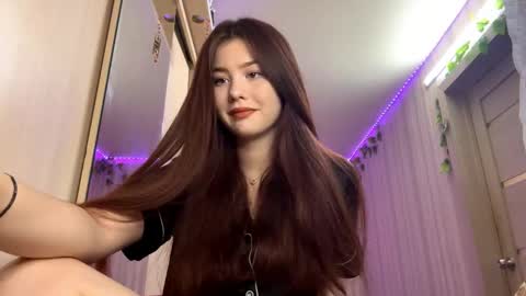 Snapshot of carolynexford chatting on November 30, 2025, 12:09 pm Emma online show from November 30, 2025, 12:09 pm