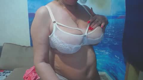 Snapshot of caroncapella chatting on November 15, 2025, 2:35 pm VicunaCool online show from November 15, 2025, 2:35 pm