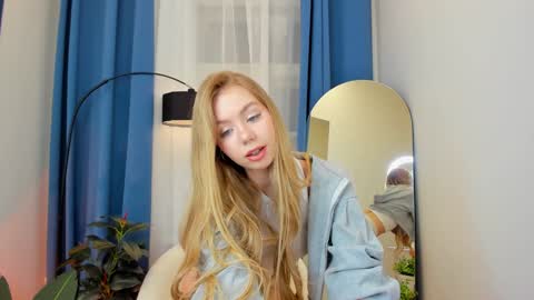 Snapshot of cassie_palmer chatting on December 21, 2024, 6:30 am Hello my name is Cassie and my friend Nilo is also here online show from December 21, 2024, 6:30 am