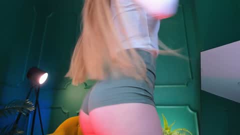 Snapshot of cassie_palmer chatting on January 3, 2025, 6:55 am Hello my name is Cassie and my friend Nilo is also here online show from January 3, 2025, 6:55 am