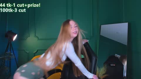 Snapshot of cassie_palmer chatting on January 3, 2025, 9:58 am Hello my name is Cassie and my friend Nilo is also here online show from January 3, 2025, 9:58 am