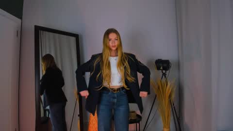 Snapshot of cassie_palmer chatting on January 29, 2025, 12:35 pm Hello my name is Cassie and my friend Nilo is also here online show from January 29, 2025, 12:35 pm