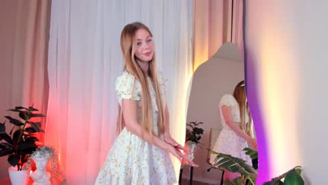 Snapshot of cassie_palmer chatting on February 7, 2025, 9:37 am Hello my name is Cassie and my friend Nilo is also here online show from February 7, 2025, 9:37 am