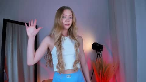 Snapshot of cassie_palmer chatting on February 19, 2025, 9:39 am Hello my name is Cassie and my friend Nilo is also here online show from February 19, 2025, 9:39 am