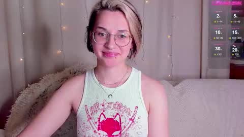 Snapshot of cassy_moore chatting on December 5, 2025, 8:49 pm Ellie online show from December 5, 2025, 8:49 pm