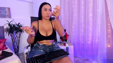 Snapshot of catalinamuss_ chatting on January 17, 2025, 1:35 pm Catalina online show from January 17, 2025, 1:35 pm