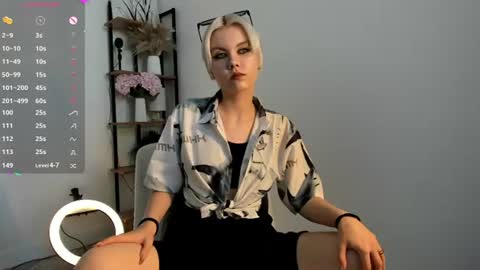 Mia online show from June 24, 2026, 11:09 am