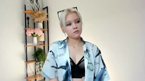 Mia online show from June 25, 2026, 11:04 am