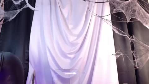 Snapshot of cathmellow_ chatting on October 31, 2025, 3:24 pm CATH online show from October 31, 2025, 3:24 pm