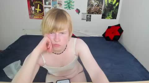 cattie_w_ online show from June 17, 2026, 1:19 am
