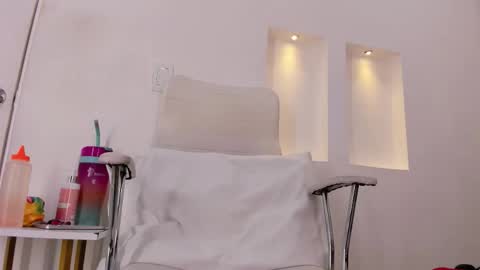 celeste_smmith_ online show from November 14, 2025, 11:09 am