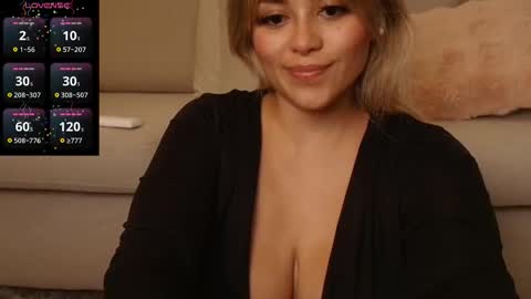 Snapshot of celiahenn chatting on November 17, 2025, 6:08 am Celia online show from November 17, 2025, 6:08 am