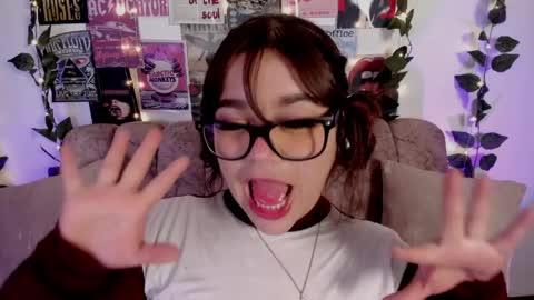 Snapshot of chaarlotte_1 chatting on May 3, 2026, 12:33 pm charlotte online show from May 3, 2026, 12:33 pm