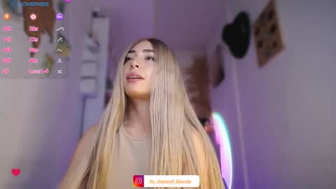 Snapshot of channel_blonde_a chatting on December 5, 2025, 6:26 pm channel_blonde_a online show from December 5, 2025, 6:26 pm