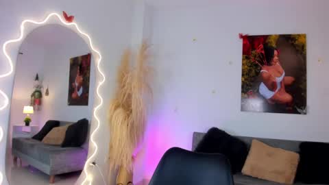 Snapshot of chantall_smith chatting on November 17, 2025, 12:11 pm online show from November 17, 2025, 12:11 pm