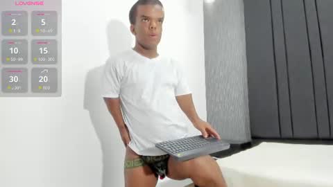 Snapshot of charlie_walkerr chatting on June 13, 2026, 12:25 pm charlie_walkerr online show from June 13, 2026, 12:25 pm