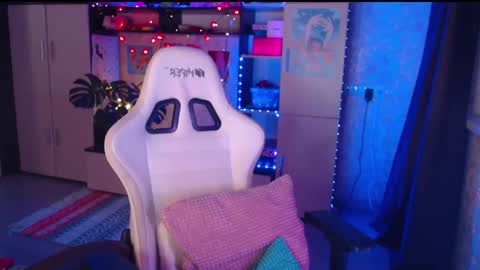 Snapshot of charlie_wtf chatting on February 16, 2025, 7:38 pm charlie online show from February 16, 2025, 7:38 pm