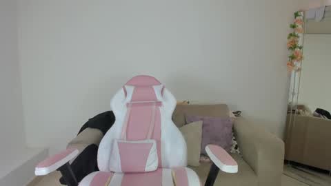 Snapshot of charlote_cowell_sub_ chatting on December 16, 2024, 9:52 pm online show from December 16, 2024, 9:52 pm