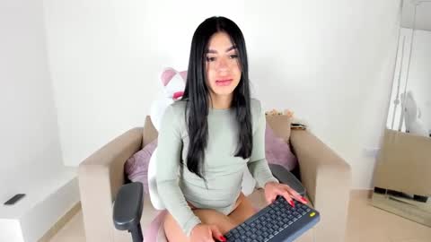 Snapshot of charlote_cowell_sub_ chatting on February 13, 2025, 9:27 pm online show from February 13, 2025, 9:27 pm