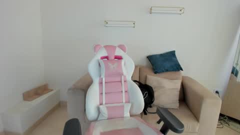 Snapshot of charlote_cowell_sub_ chatting on September 19, 2025, 8:09 pm online show from September 19, 2025, 8:09 pm