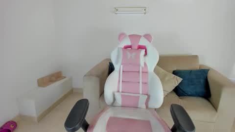 Snapshot of charlote_cowell_sub_ chatting on September 23, 2025, 4:43 pm online show from September 23, 2025, 4:43 pm