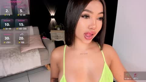 Snapshot of charlotte_es chatting on January 17, 2025, 8:44 pm Charlotte online show from January 17, 2025, 8:44 pm