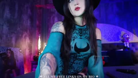 Charlotte online show from December 2, 2025, 6:36 pm