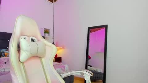 Snapshot of charly_morningstar chatting on September 24, 2025, 5:11 am Charly online show from September 24, 2025, 5:11 am