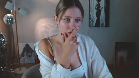 Snapshot of charming_beauty chatting on June 10, 2026, 7:29 am Michelle online show from June 10, 2026, 7:29 am