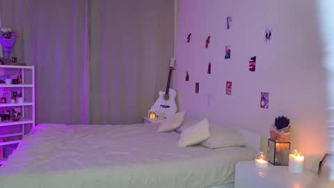 Snapshot of charming_bliss chatting on October 10, 2025, 3:55 pm Kaylee online show from October 10, 2025, 3:55 pm