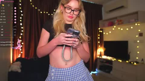 Snapshot of charming_daisy chatting on March 7, 2025, 2:36 am my fansly Charming daisy My Wishlist for new toys online show from March 7, 2025, 2:36 am