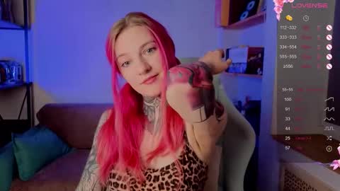 Snapshot of cherry_roxy chatting on October 16, 2025, 9:05 pm Roxy online show from October 16, 2025, 9:05 pm