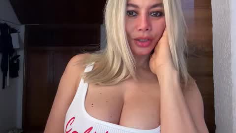 Snapshot of chicasexylatina777 chatting on October 5, 2025, 9:24 pm sexypau online show from October 5, 2025, 9:24 pm