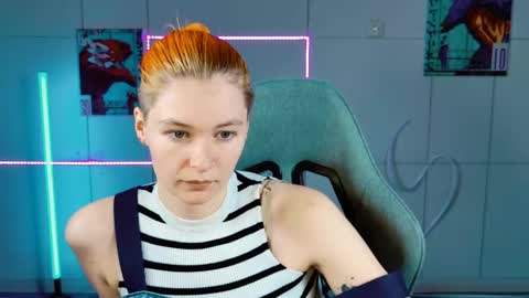 Snapshot of chillsnail_bro chatting on October 7, 2025, 5:15 am Bella online show from October 7, 2025, 5:15 am