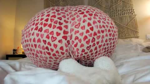 Snapshot of chillwithcamii chatting on October 22, 2025, 1:17 am yoursensualparadise online show from October 22, 2025, 1:17 am