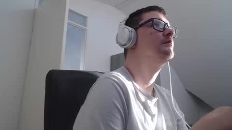 chillzonecam online show from May 1, 2026, 5:39 pm