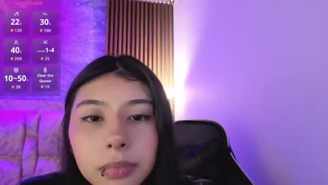 chloe_bluee_ online show from April 17, 2026, 11:02 am