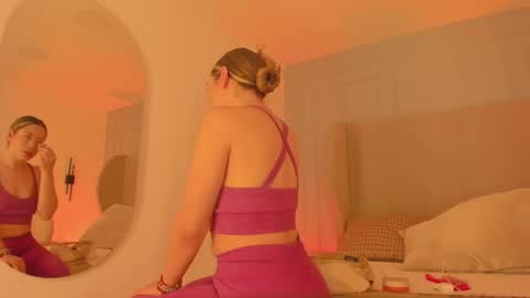 Snapshot of chloe_dee_ chatting on March 20, 2026, 12:32 pm Chloe online show from March 20, 2026, 12:32 pm