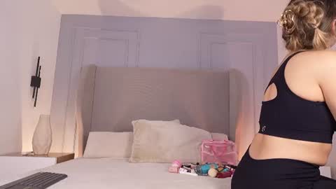 Chloe online show from July 4, 2026, 1:06 pm