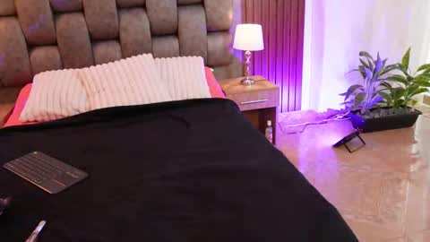 Chloe online show from March 4, 2026, 12:22 pm