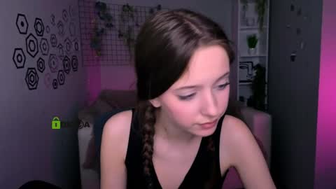 chloe_ley online show from April 10, 2026, 6:07 am