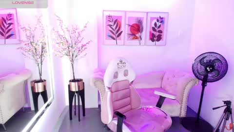 Snapshot of chloe_meoww chatting on May 18, 2026, 11:49 am Chloe online show from May 18, 2026, 11:49 am