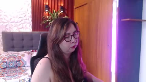 chloe_prg online show from February 17, 2025, 3:53 pm