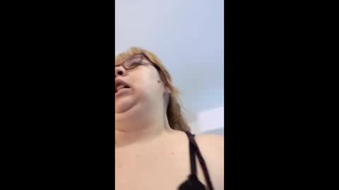 chloe_prg online show from April 28, 2026, 4:39 am